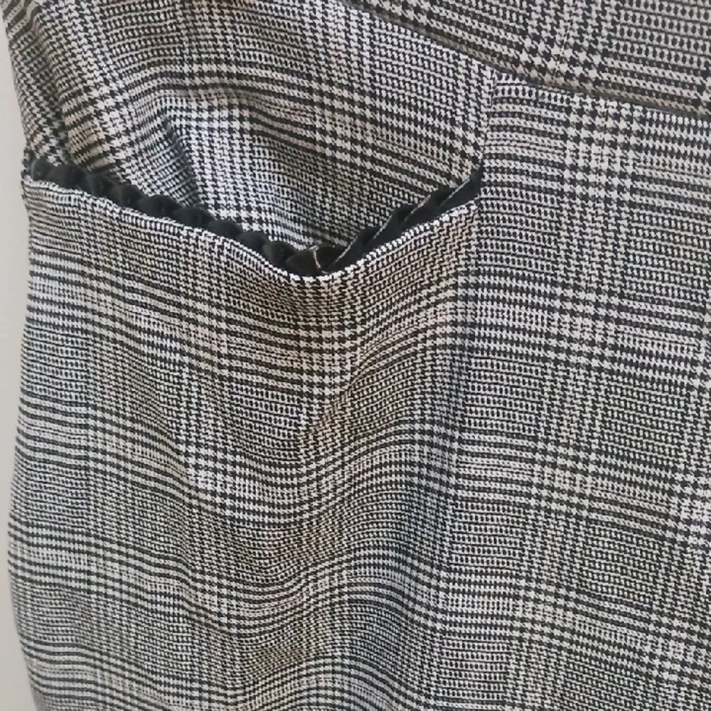 Elegant Women's Gray Plaid Cropped Pants NWT - Picture 2 of 8